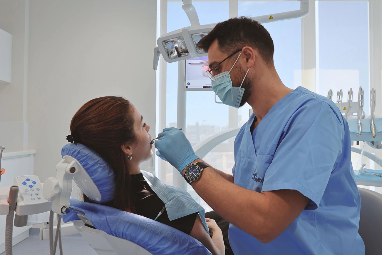 Dentista durante un trattamento presso la clinica Trita Dent